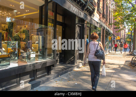 New York City, NY, USA, Straßenszenen, Frau, die an 'Jimmy Choo' vorbeiläuft Luxusschuhe-Laden in der Bleecker Street, in Greenwich Village, Manhattan, Ladenfronten, reiche Nachbarschaft usa Stockfoto