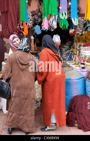 Frauen Einkaufen im Markt in Marrakesch, Marokko Stockfoto