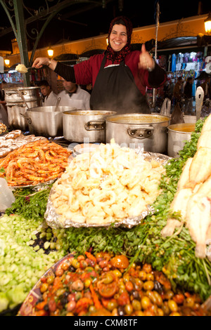 Platz Jamaa el Fna in Marrakesch, Marokko Frau lokalen Food Stände preiswert billig isst Medina Stockfoto