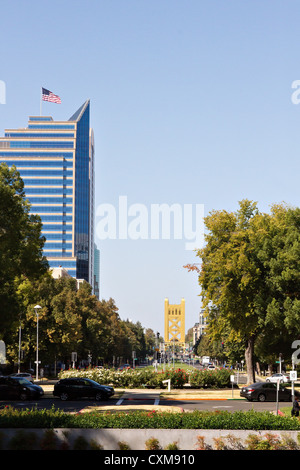 California State Capitol Wahrzeichen in Sacramento an einem sonnigen klaren Tag aufgenommen. Stockfoto