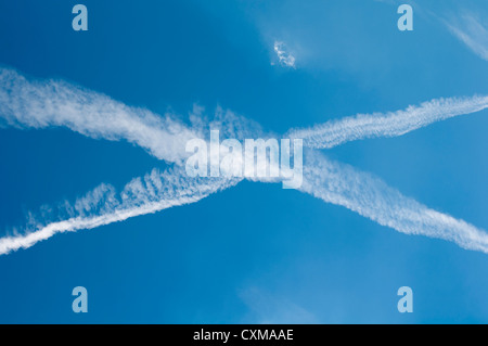 Überqueren Sie Spuren der Flugzeuge am Himmel Stockfoto