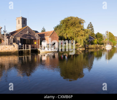 Wareham Kai Dorset England auf dem Fluß Frome mit den alten Getreidespeicher und Lady St. Marienkirche. Stockfoto