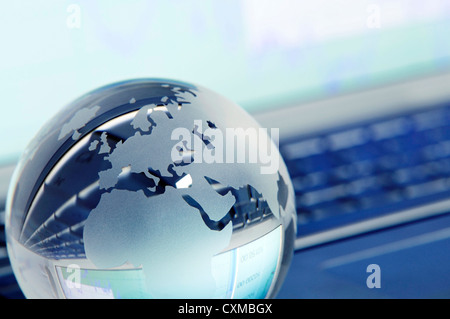 Kristallkugel im Kommandobereich Europa und Afrika auf einer Laptoptastatur, getönten Bild konzentrieren. Stockfoto