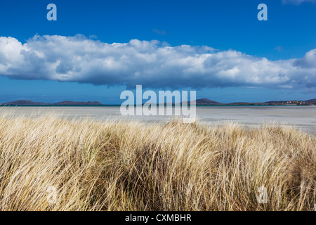 Blick auf Traigh Mhor hinter Maram Rasen bedeckt Sanddünen, Barra, äußeren Hebriden, Schottland, Vereinigtes Königreich Stockfoto