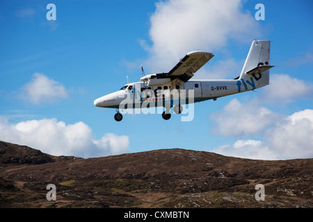 Ein kleines Passagierflugzeug hereinkommt, landen über die Sanddünen in Barra Airport, äußeren Hebriden, Schottland, Vereinigtes Königreich Stockfoto