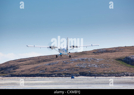 Flugzeug abheben von der Startbahn Strand an der Barra Airport, Isle of Barra, äußeren Hebriden, Schottland, Großbritannien Stockfoto