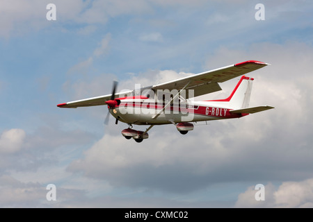 Reims Cessna F172N Skyhawk II G-ROLY im Endanflug zu landen Stockfoto