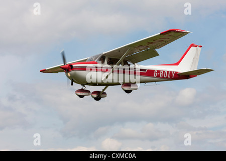 Reims Cessna F172N Skyhawk II G-ROLY im Endanflug zu landen Stockfoto