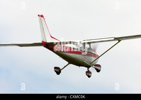 Reims Cessna F172N Skyhawk II G-ROLY während des Fluges nach dem Start Stockfoto