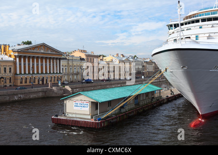 Die Seabourn Sojourn Schiff auf Englisch St. Petersburg Böschung schwimmend auf ca. August 2012 in Sankt Petersburg, Russland Stockfoto