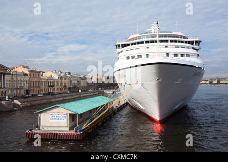 Die Seabourn Sojourn Schiff auf Englisch St. Petersburg Böschung schwimmend auf ca. August 2012 in Sankt Petersburg, Russland Stockfoto