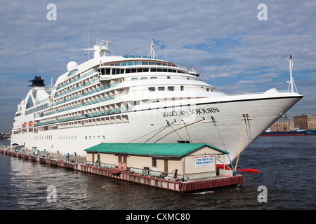 Die Seabourn Sojourn Schiff auf Englisch St. Petersburg Böschung schwimmend auf ca. August 2012 in Sankt Petersburg, Russland Stockfoto