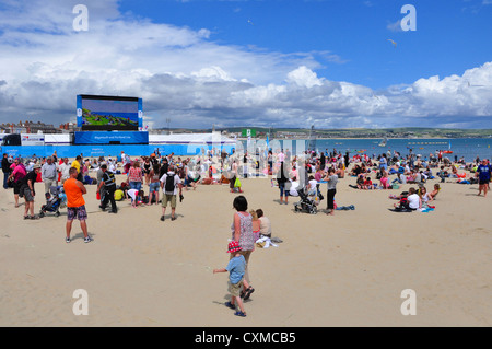 Strand von Weymouth, Segelwettbewerbe auf großen Leinwänden während der Olympischen Spiele 2012 in London. Stockfoto