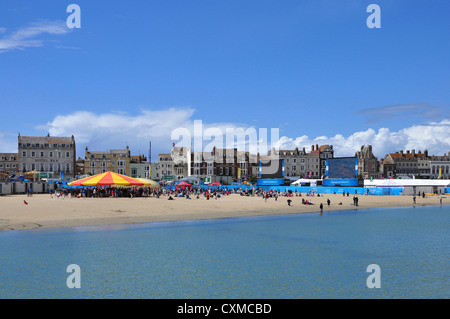 Strand von Weymouth, Segelwettbewerbe auf großen Leinwänden während der Olympischen Spiele 2012 in London. Stockfoto