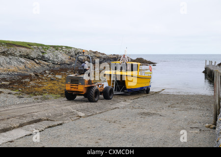 Traktor zieht Fähre aus dem Meer für Touristen Bardsey Island Llyn Halbinsel Gwynedd Wales Cymru UK GB verlassen Stockfoto