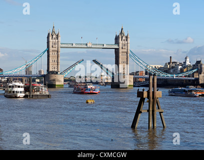 Tower Bridge, London - open Stockfoto