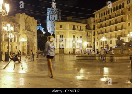 Plaza De La Virgen vor der Kathedrale im alten Carmen in Valencia. Spanien in der Nacht Stockfoto