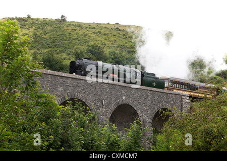 British Rail Southern Region West Land Klasse 4-6-2 Pacific 34028 'Edystone' Kreuzung Brücke bei Corfe Castle Dorset Stockfoto