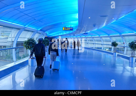 Leute, die auf dem bewegenden Fußweg zum Flughafen von Manchester fahren Stockfoto