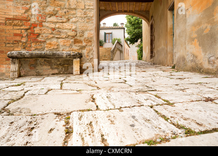 Mittelalterlichen Kopfsteinpflaster im niedrigen Winkel ansehen im Dorf Lucignano d ' Asso in der Toskana Italien Stockfoto