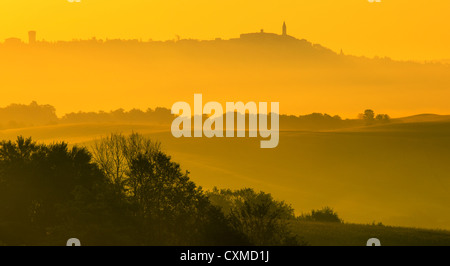 Schöne goldene Licht bei Sonnenaufgang in der Toskana nahe dem Dorf von San Quirico d ' Orcia Stockfoto