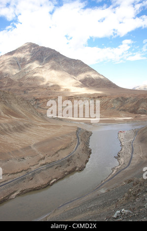 Indus Fluß trifft Zanskar-Fluss in der Nähe von Nimu, Srinagar-Leh-Highway, Jammu und Kaschmir, Indien Stockfoto