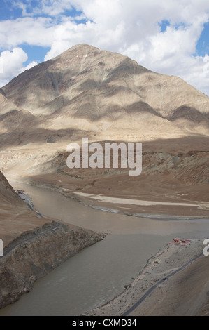 Indus Fluß (vorn) trifft Zanskar-Fluss in der Nähe von Nimu, Srinagar-Leh-Highway, Jammu und Kaschmir, Indien Stockfoto