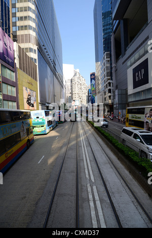 Blick von der Straßenbahn Überschrift durch Causeway Bay, Hong Kong Stockfoto