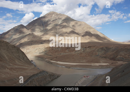 Indus Fluß (vorn) trifft Zanskar-Fluss in der Nähe von Nimu, Srinagar-Leh-Highway, Jammu und Kaschmir, Indien Stockfoto