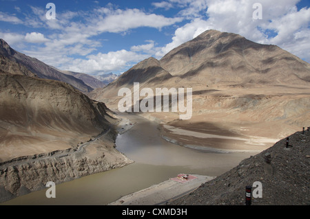 Indus Fluß (vorn) trifft Zanskar-Fluss in der Nähe von Nimu, Srinagar-Leh-Highway, Jammu und Kaschmir, Indien Stockfoto