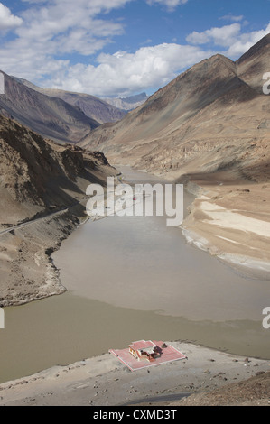 Indus Fluß (links) trifft Zanskar-Fluss in der Nähe von Nimu, Srinagar-Leh-Highway, Jammu und Kaschmir, Indien Stockfoto