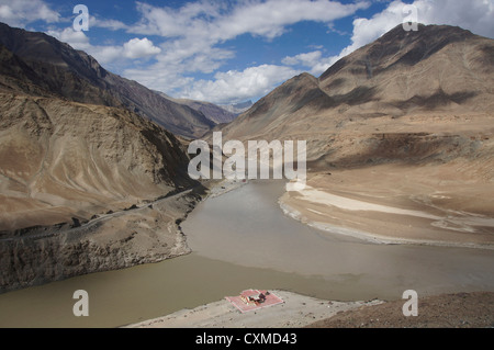 Indus Fluß (links) trifft Zanskar-Fluss in der Nähe von Nimu, Srinagar-Leh-Highway, Jammu und Kaschmir, Indien Stockfoto