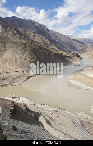 Indus Fluß (links) trifft Zanskar-Fluss in der Nähe von Nimu, Srinagar-Leh-Highway, Jammu und Kaschmir, Indien Stockfoto