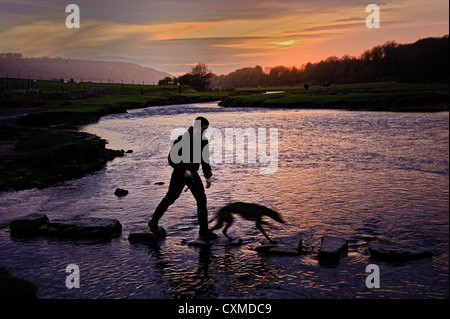 Dogwalker auf das Sprungbrett in Ogmore By Sea. Stockfoto