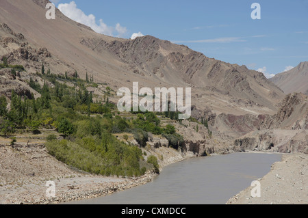 Indus Fluß, in der Nähe von Saspol, Srinagar-Leh-Highway, Jammu und Kaschmir, Indien Stockfoto