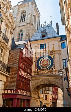 Fachwerkhäusern und große Uhr in Rouen, Normandie, Frankreich Stockfoto