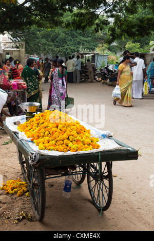 Ringelblumen für Verkauf auf einem Wagen für die Herstellung von Girlanden auf einem Gemüsemarkt indischen Straße Stockfoto