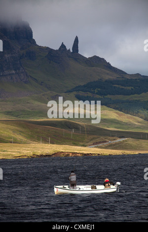 Isle Of Skye, Schottland. Malerische Aussicht auf Fischer Fliegenfischen auf Loch Fada an der nordöstlichen Küste der Insel Skye. Stockfoto