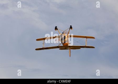 Bücker Bu 133C Jungmeister U-99 RV G-AXMT im Rückenflug Stockfoto