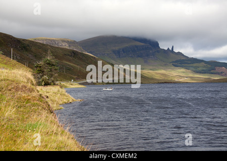 Isle Of Skye, Schottland. Malerische Aussicht auf Fischer Fliegenfischen auf Loch Fada an der nordöstlichen Küste der Insel Skye. Stockfoto