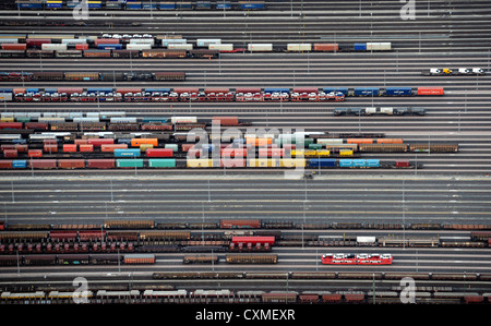 Fahrzeuge und Container sind auf Güterzüge auf der Eisenbahn Rangierbahnhof in Maschen, in der Nähe von Hamburg, Deutschland geladen Stockfoto