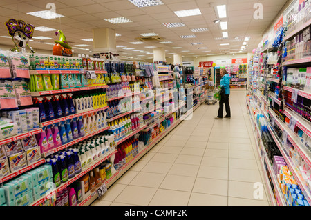 Kunden befasst sich mit Produkten in den Regalen in einen Poundland Shop Shop. Stockfoto