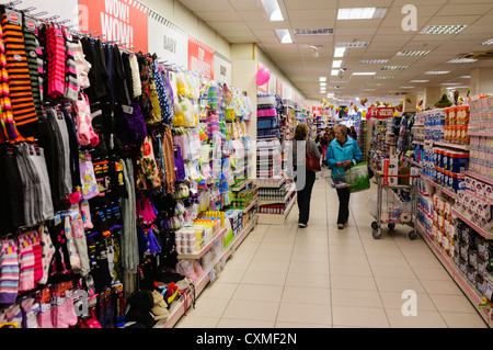 S durchsuchen Kundenprodukte in Regalen in einen Poundland Shop Shop. Stockfoto