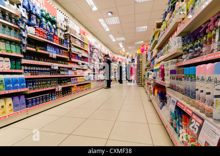 S durchsuchen Kundenprodukte in Regalen in einen Poundland Shop Shop. Stockfoto