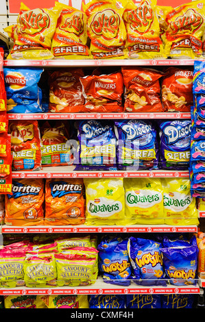 Pakete der Marken Snacks und Chips für den Verkauf auf den Regalen in einen Poundland Shop Shop. Stockfoto