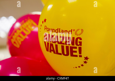 Luftballons in einen Poundland Shop Shop bei seiner offiziellen Eröffnung Stockfoto