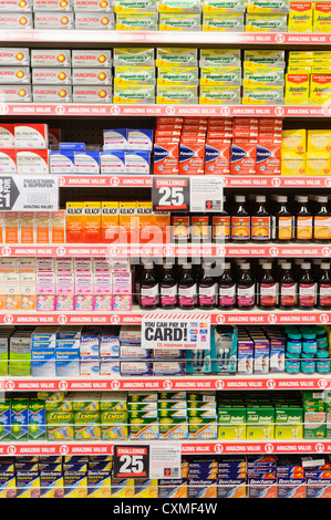Auswahl von Tabletten und Medikamente auf Verkauf in den Regalen im Ladengeschäft Poundland zu speichern. Stockfoto