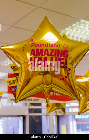 Ballon in einen Poundland Shop Shop bei seiner offiziellen Eröffnung Stockfoto