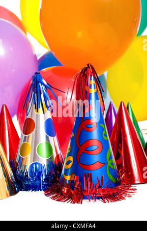 Birthday Party Hintergrund mit Partyhüte, schwebende Ballons und Luftschlangen Stockfoto