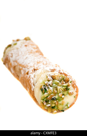 Köstliche italienische Cannoli mit Pistazien, isoliert auf weiss Stockfoto